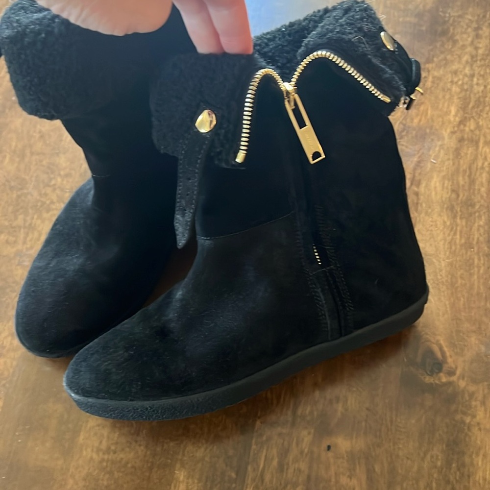 Never Worn Burberry suede boots